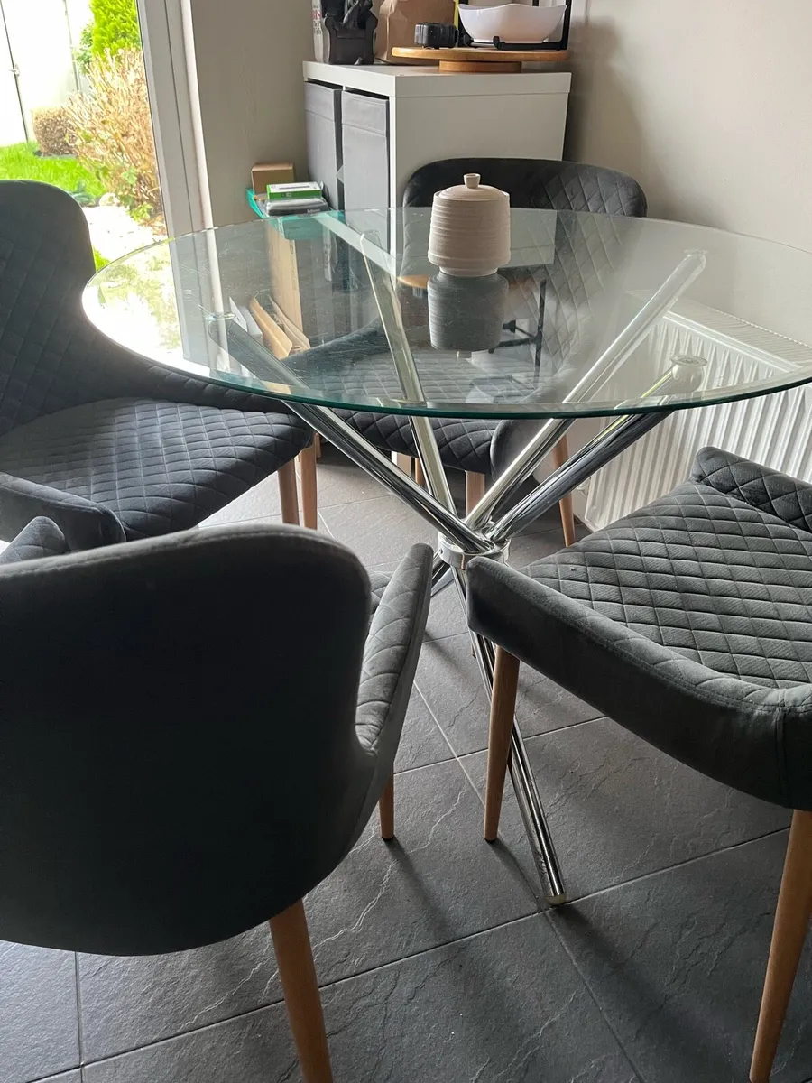 Table and four chairs - Image 1