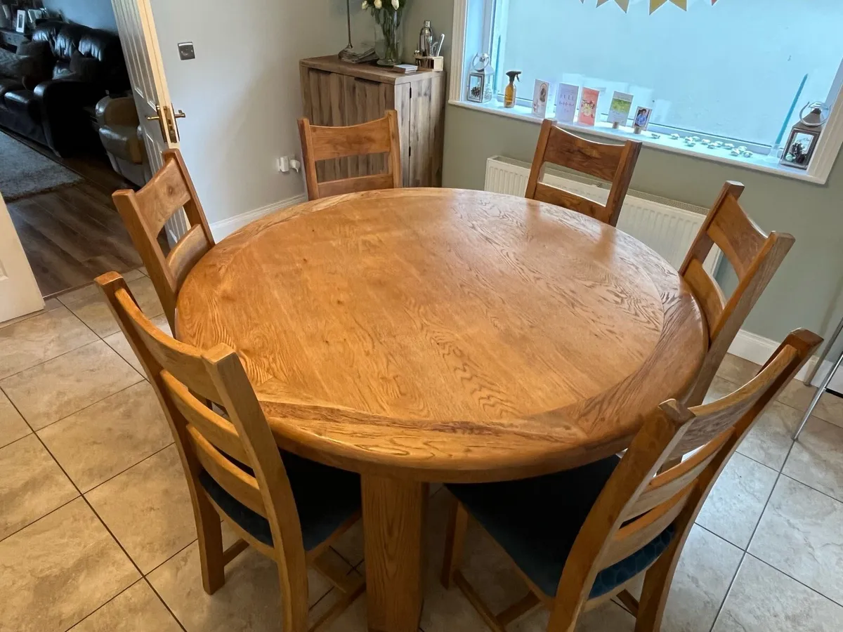 Oak Dining table and 6 Chairs - Image 1
