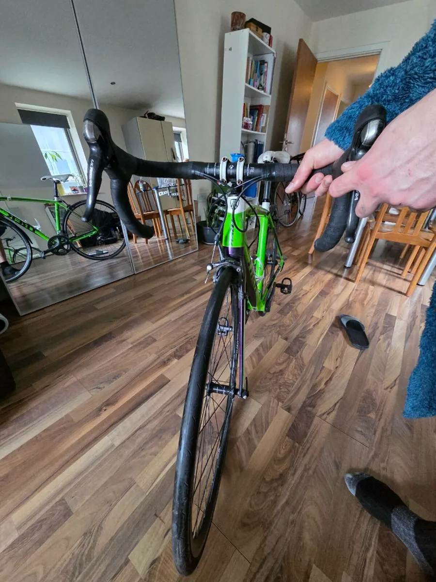 Green bike Madone 2.3 TREK - Image 2