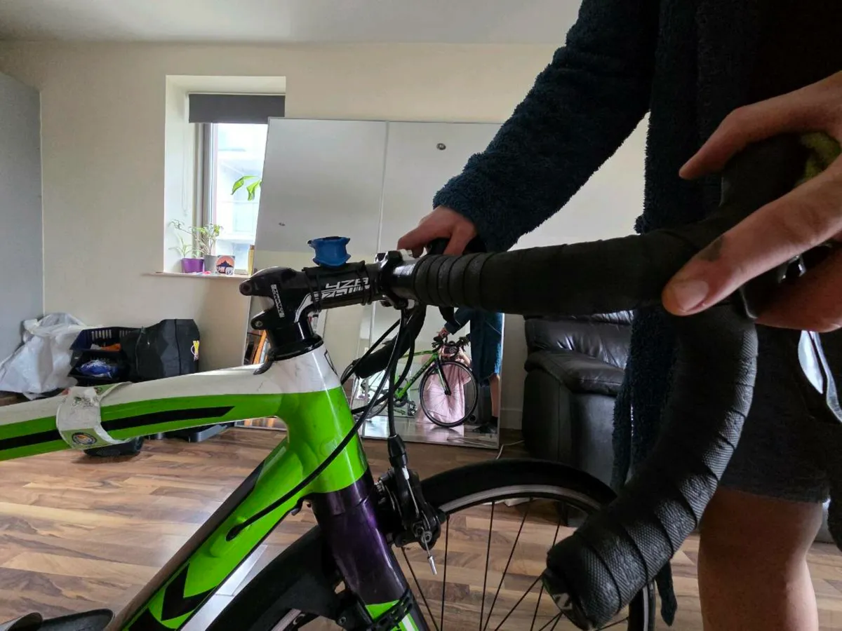 Green bike Madone 2.3 TREK - Image 3