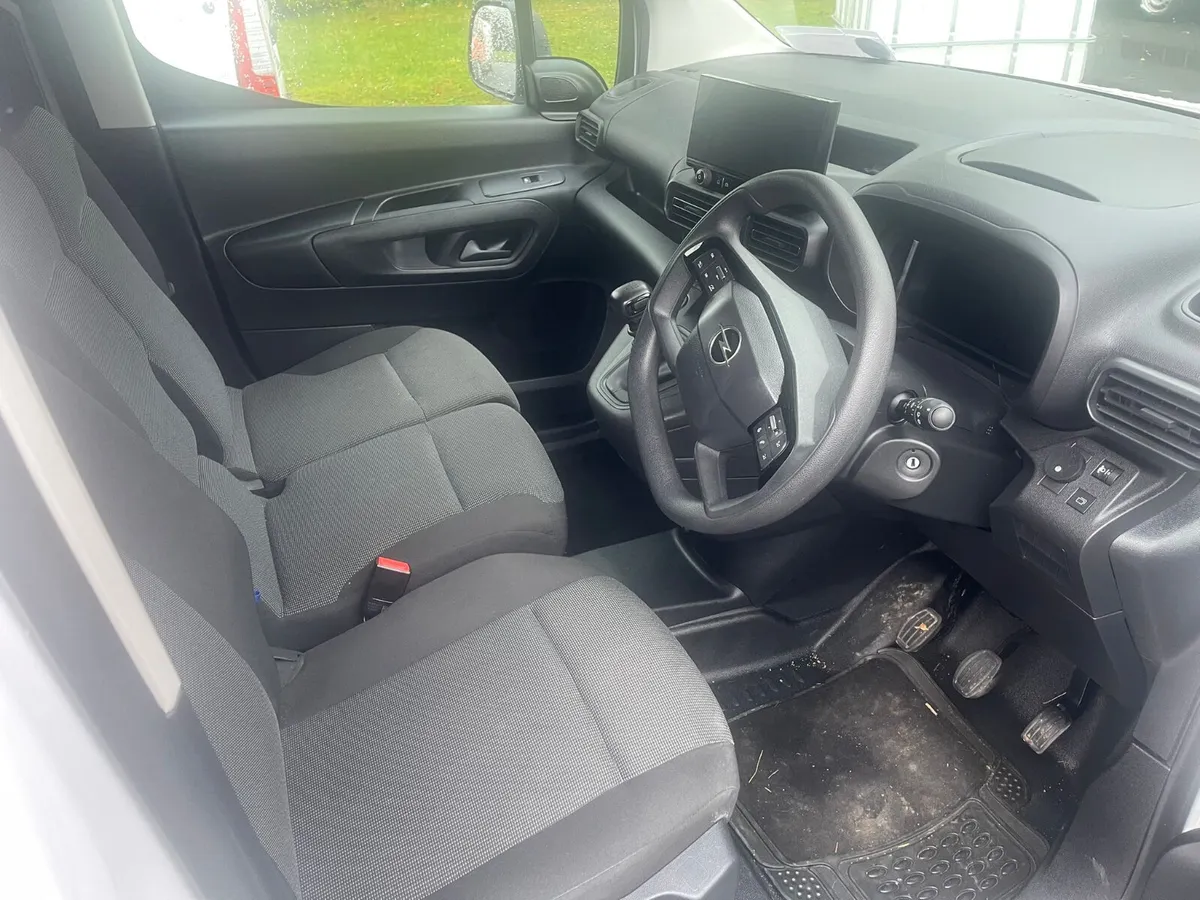 242 Opel combo rear damage - Image 4