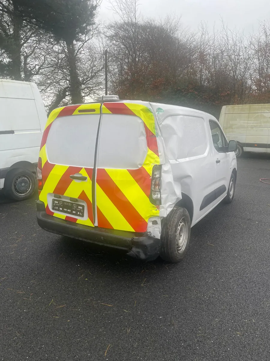 242 Opel combo rear damage - Image 3