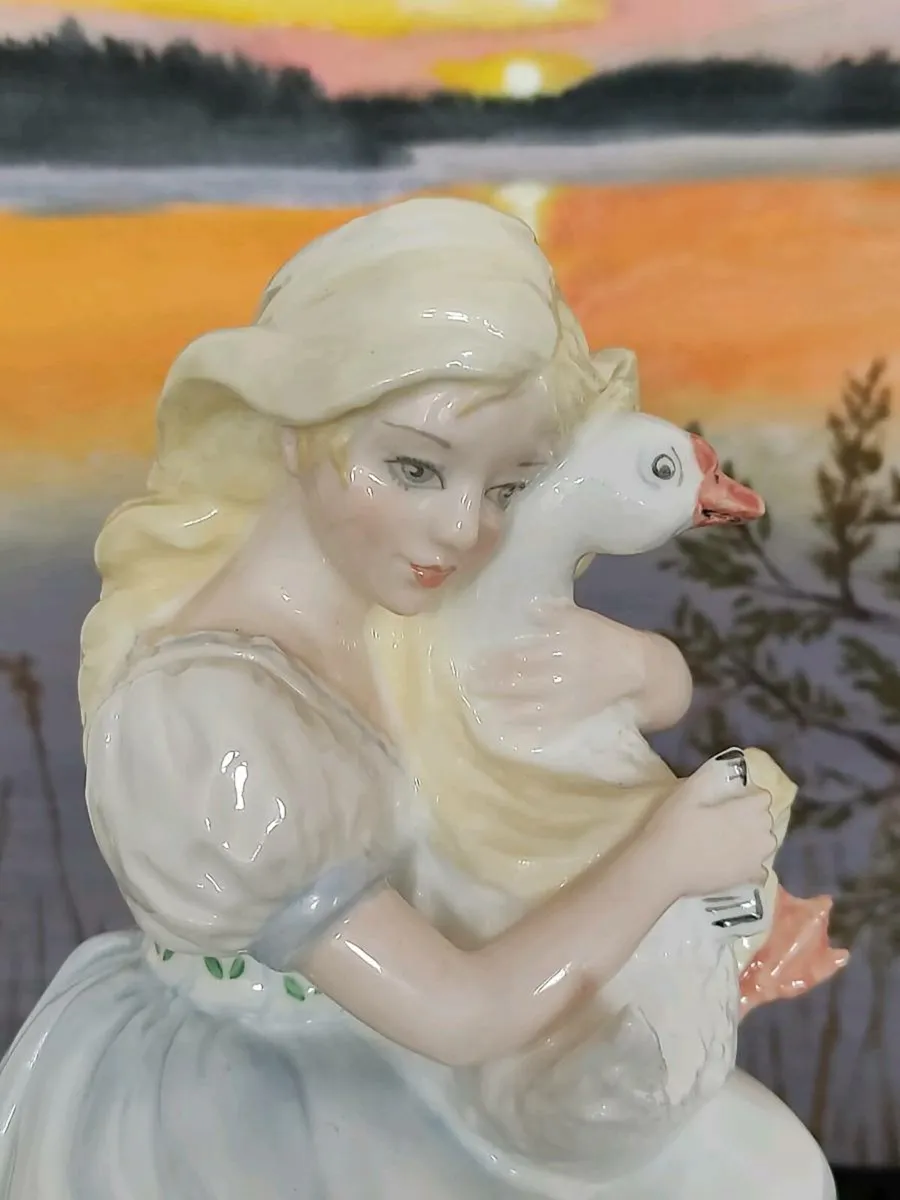 Limited edition Coalport figure ''Goose Girl" - Image 2