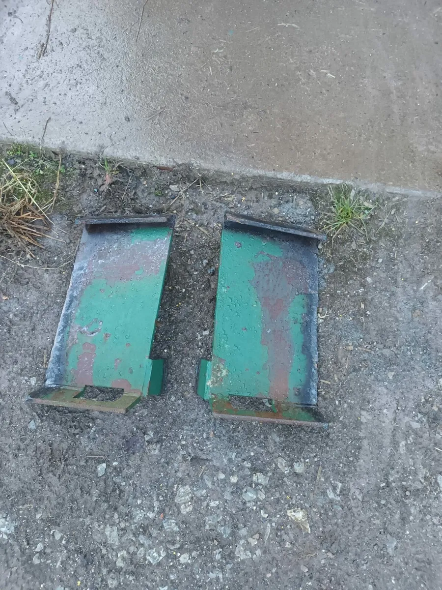 skidsteer brackets + clearout - Image 1
