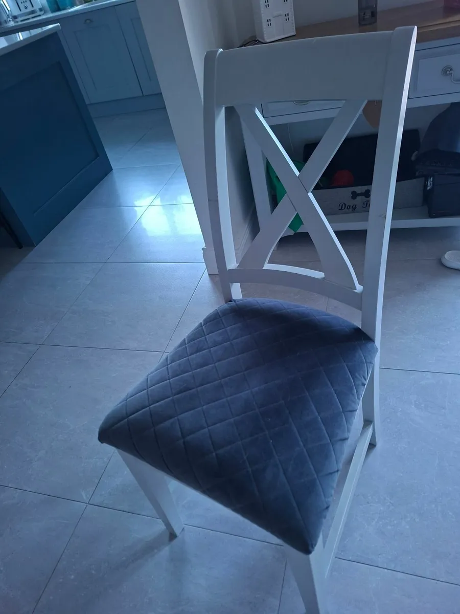 Kitchen table and chairs - Image 2