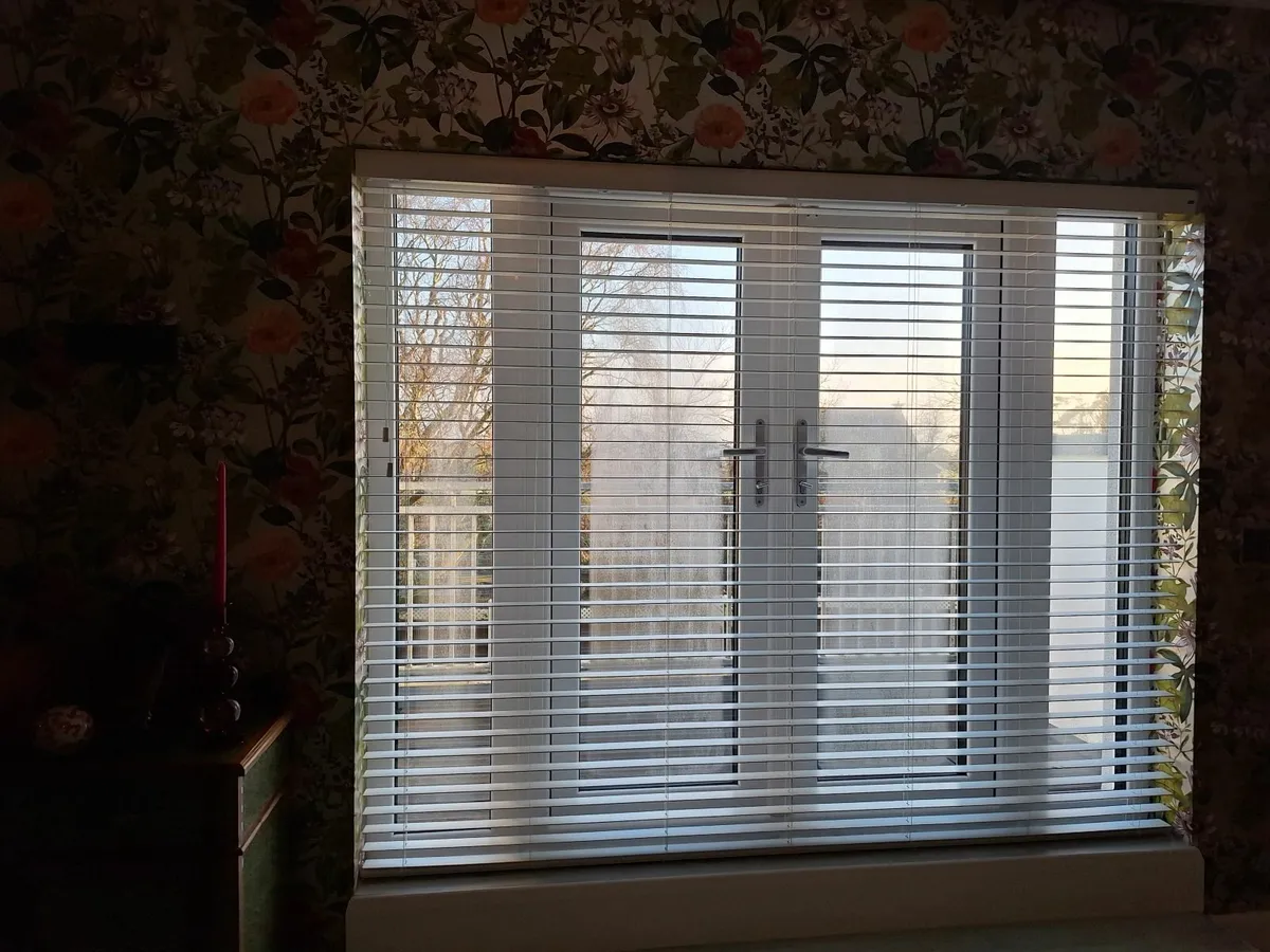 Venetian Blinds White - Image 1