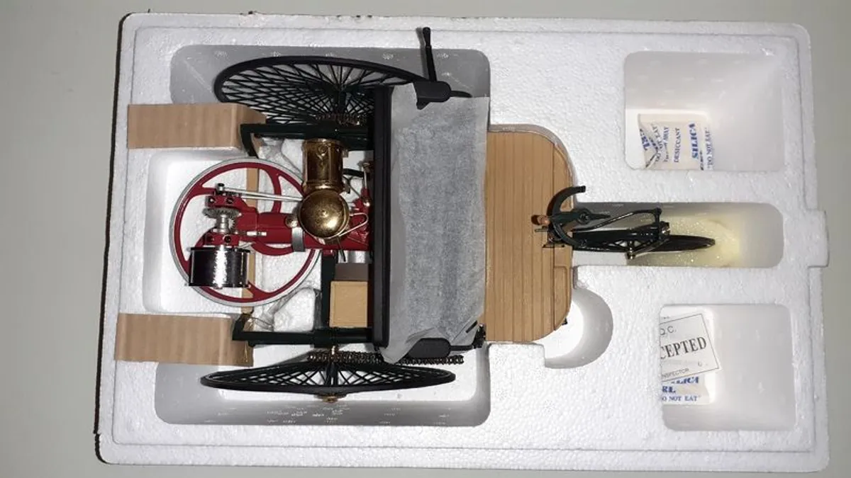 Franklin Mint 1886 Benz Patent-Motorwagen  1:8 Scale (Mint, Boxed) - Image 2