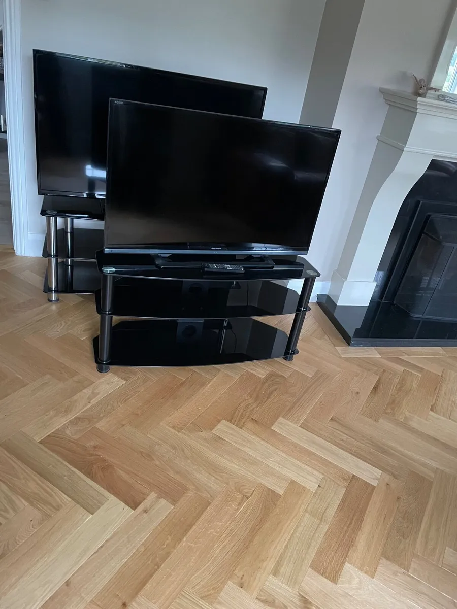 2 Televisions & 2 Stands - Image 1