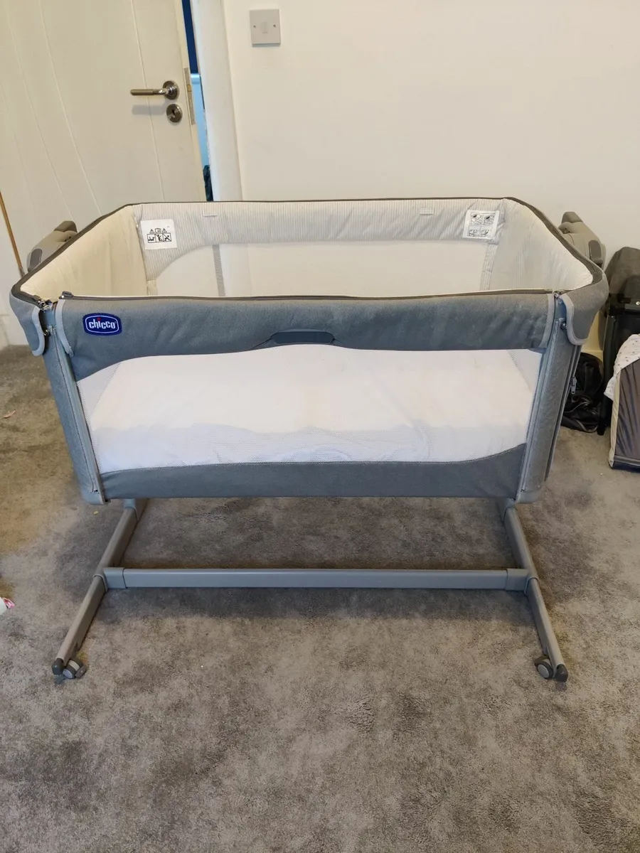 Chicco Next2Me Magic Evo Bedside Crib – Dark Grey - Image 2