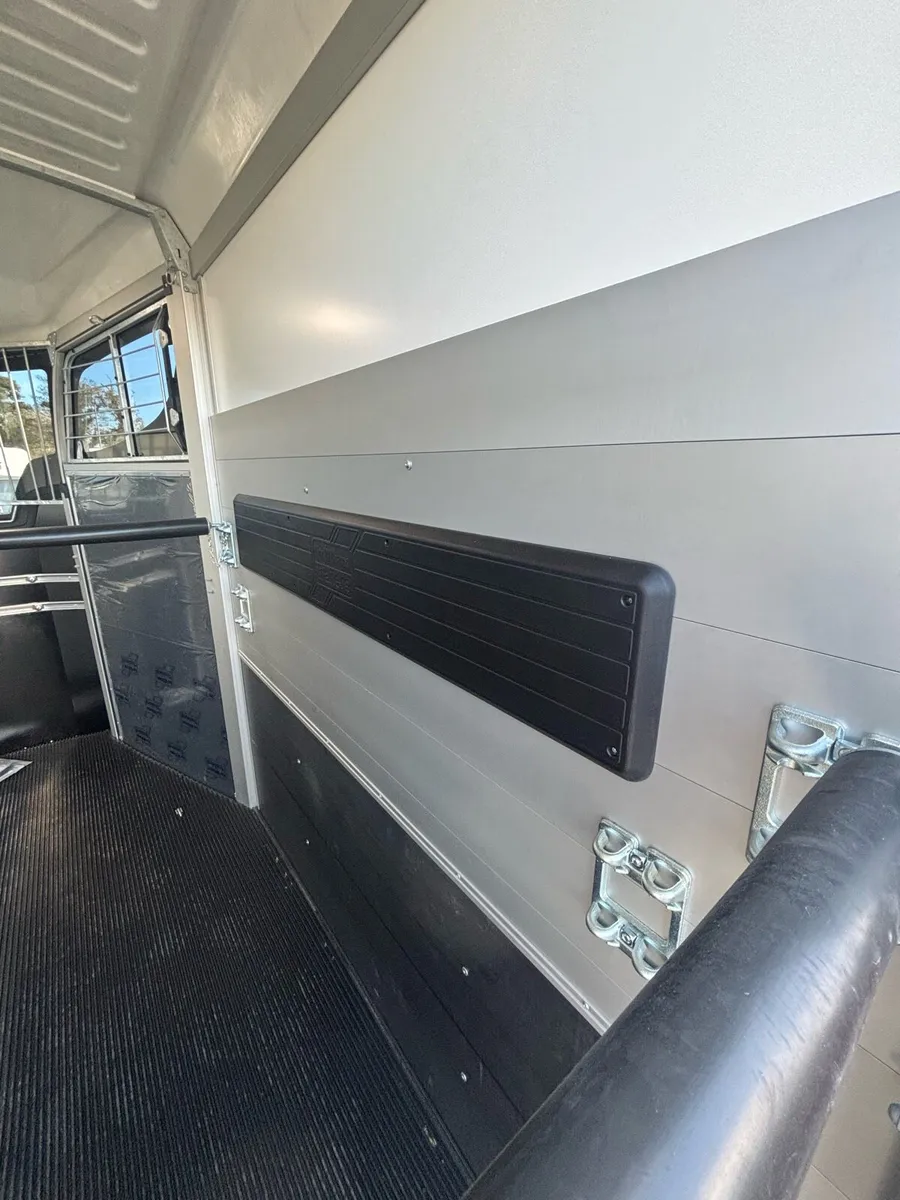 Horsebox HBX511 & HBX 506 - Image 4