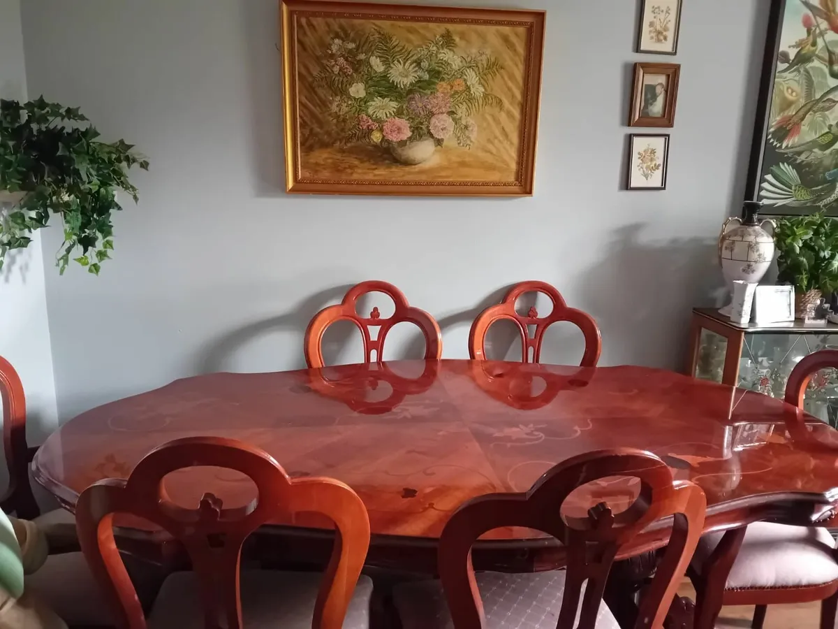 Table with 6 chairs - Image 1