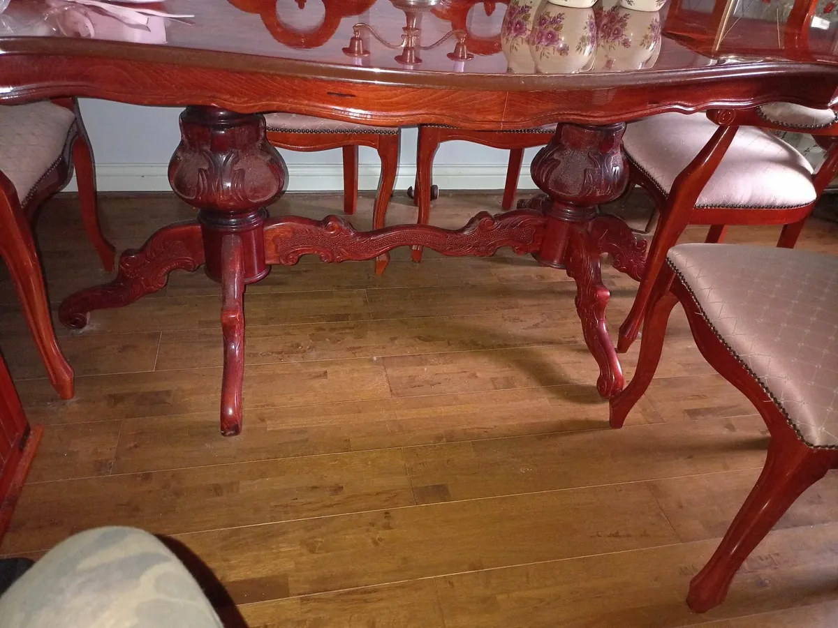 Table with 6 chairs - Image 4