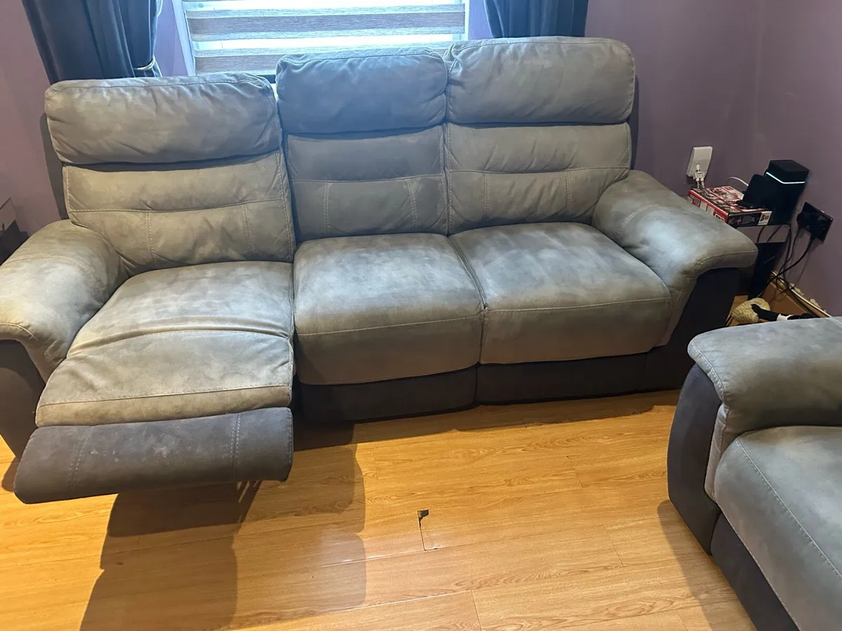 Suite of furniture - Image 1