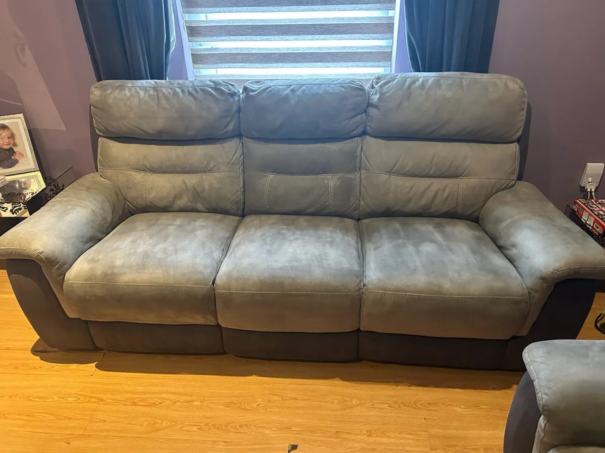 Suite of furniture - Image 2