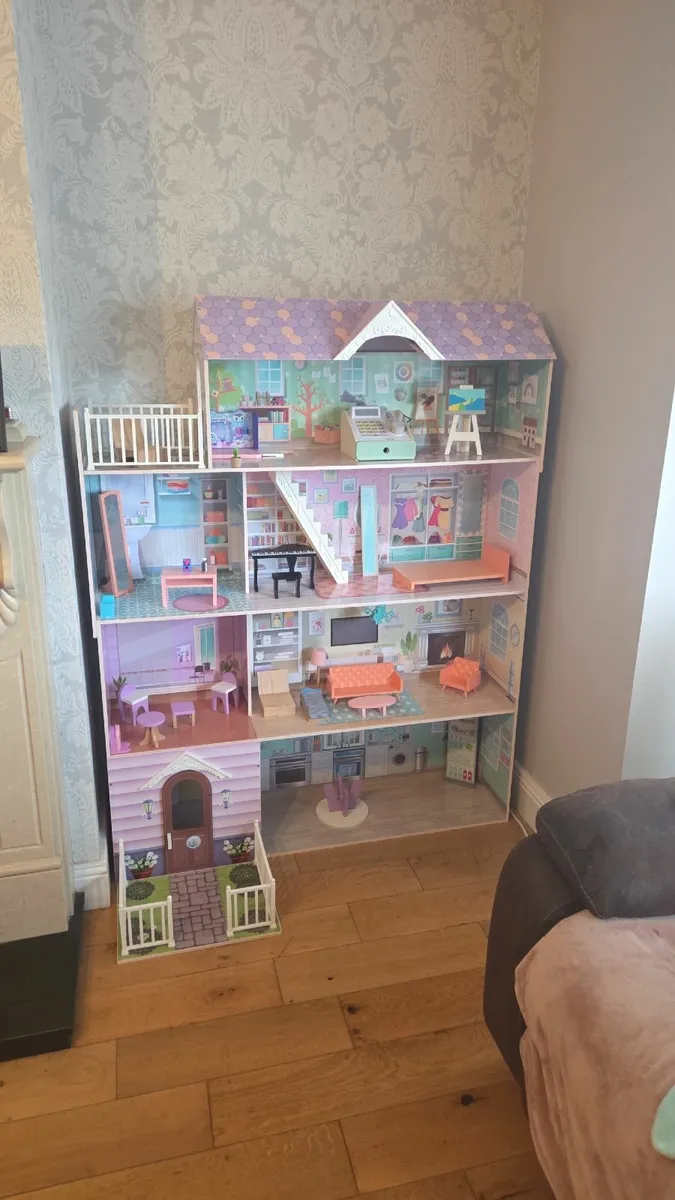 Doll house - Image 1