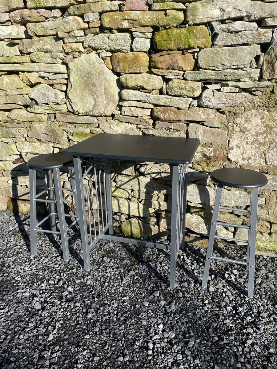Breakfast table with 2 stools - Image 1