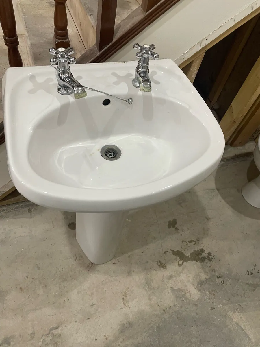 Toilet, sink pedestal and taps - Image 4