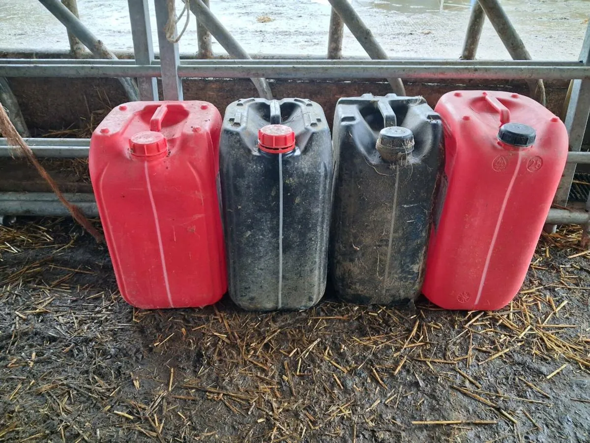 20 and 25 litre drums