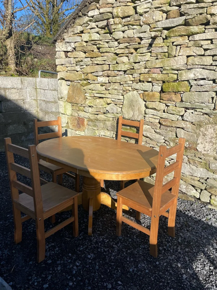 Table and 4 chairs - Image 1