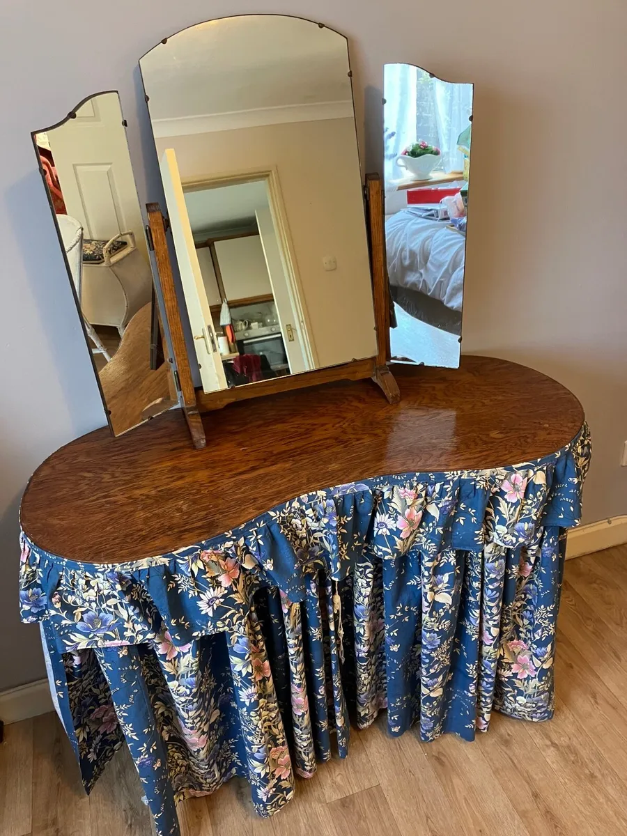 Free kidney shaped dressing table - Image 1