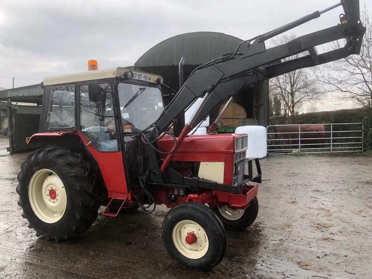 INTERNATIONAL TRACTOR AND LOADER - Image 3