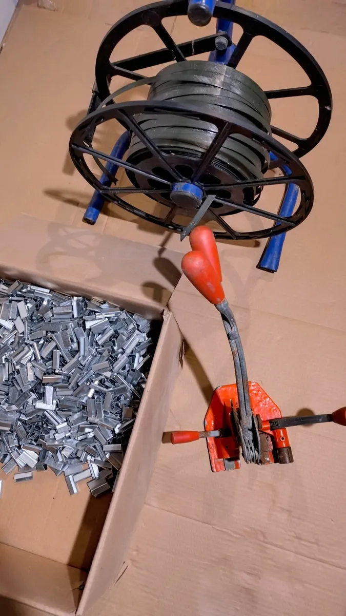 Pallet Strapping Tool + Reel + Seals / Staples - Image 1