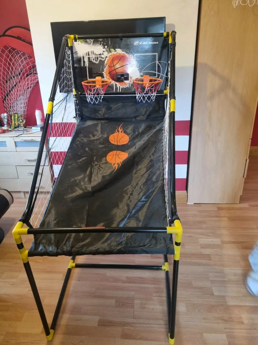 Basketball game - Image 1