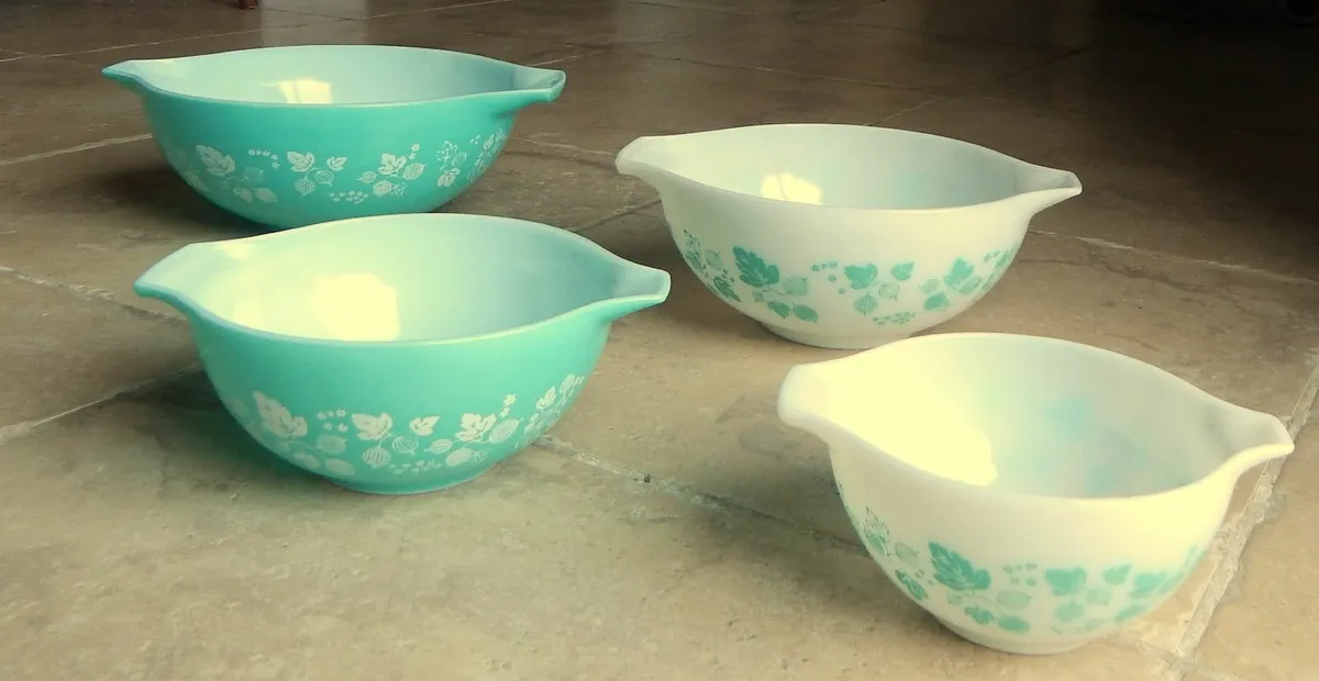 Set of 4 Vintage Pyrex Tableware Glass Dishes - Image 1