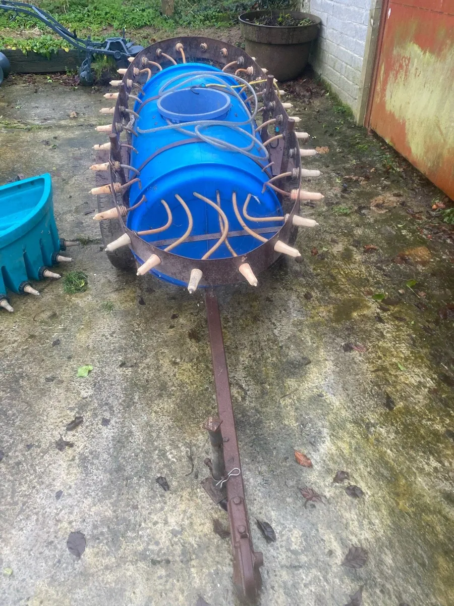 Calf feeders - Image 1