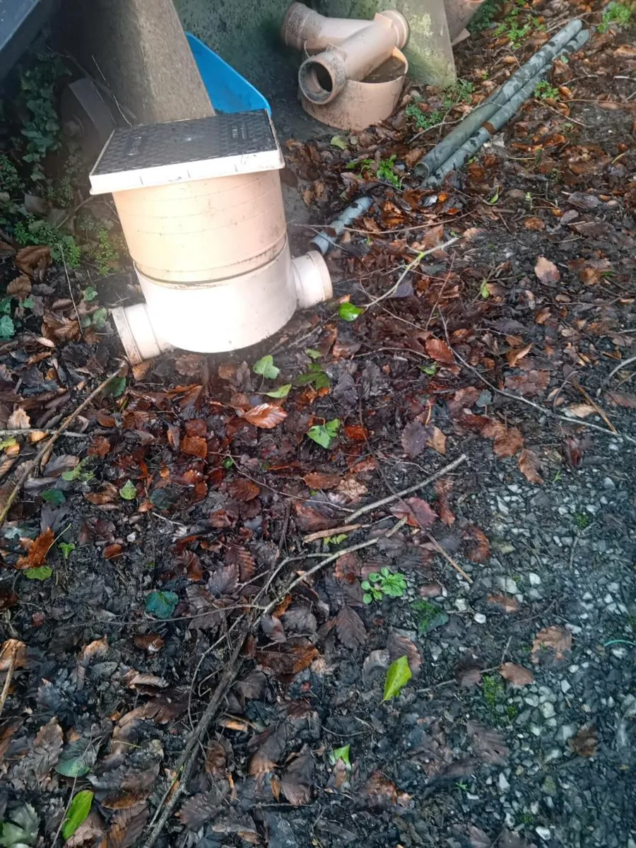 AJ. Riser top and cover