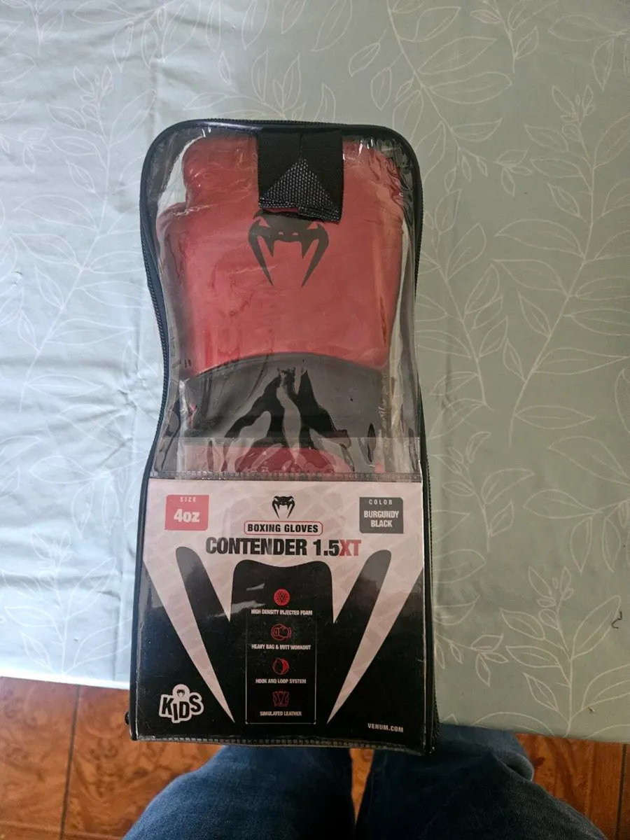 Kids Venum 4oz boxing gloves - Image 3