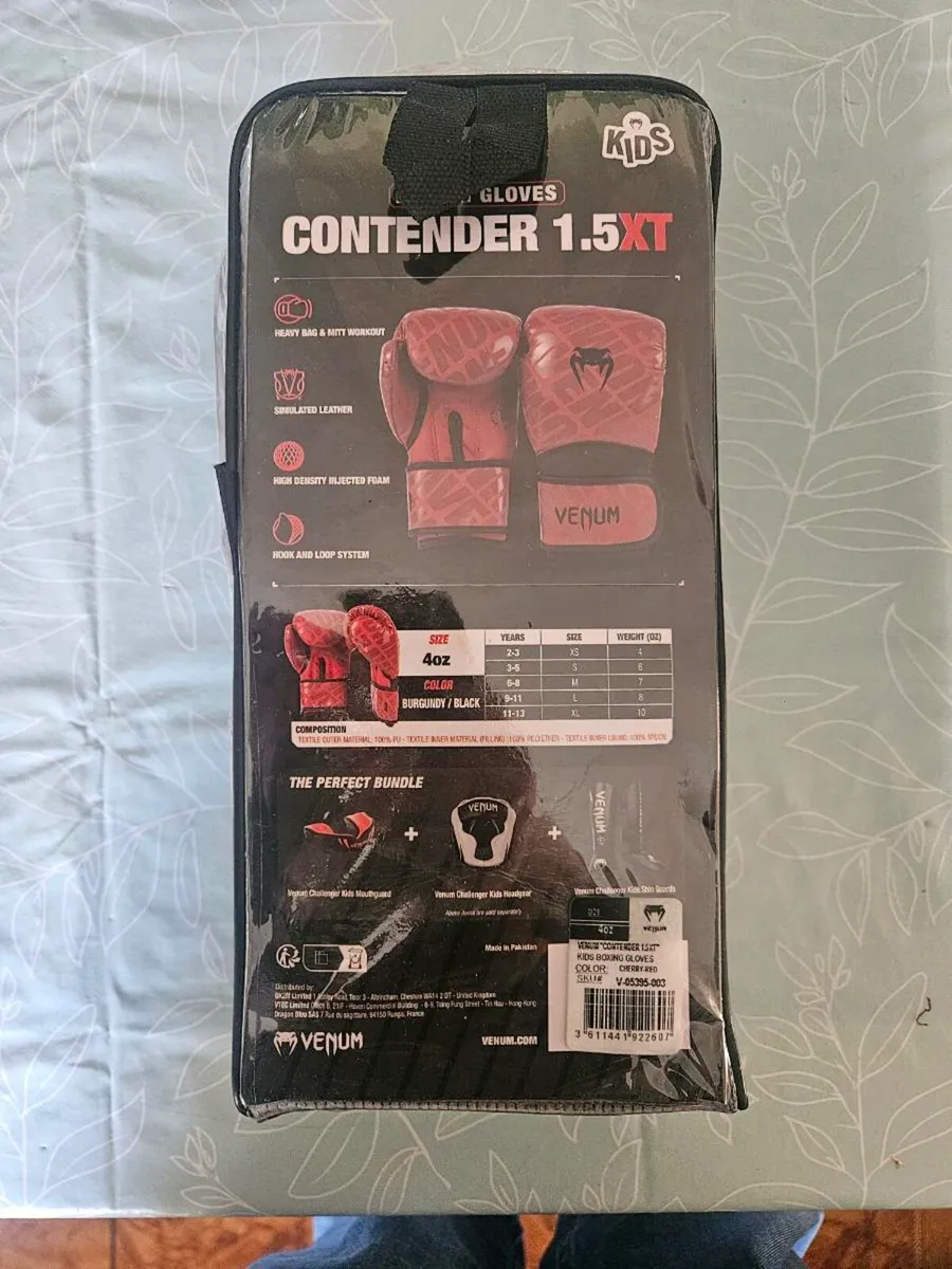 Kids Venum 4oz boxing gloves - Image 4