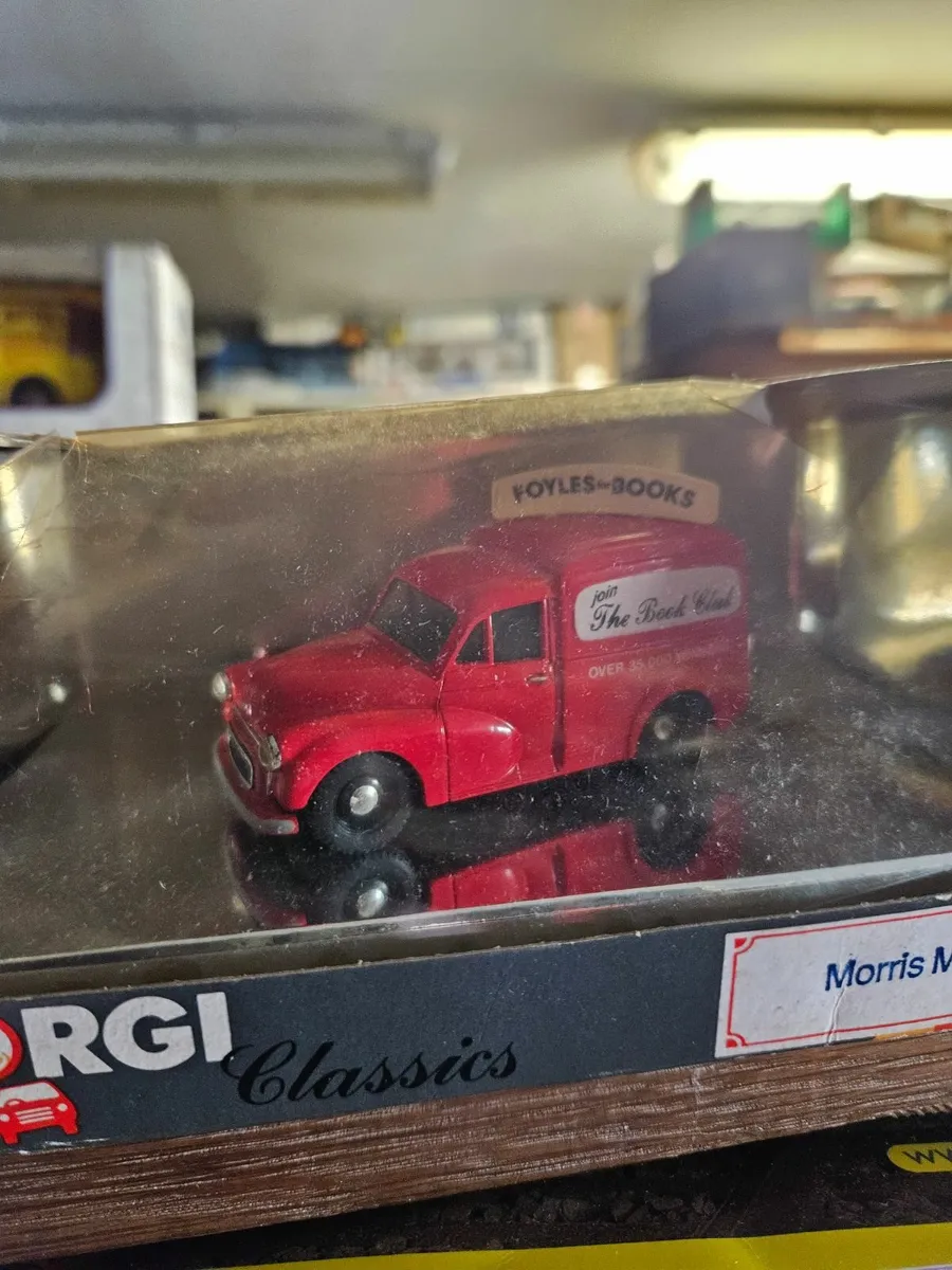 Corgi Morris Minor Foyle Books Van - Image 3