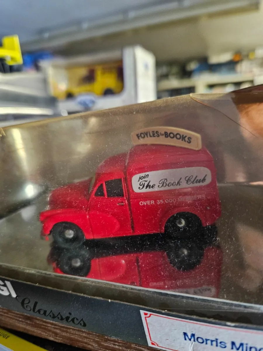 Corgi Morris Minor Foyle Books Van - Image 2