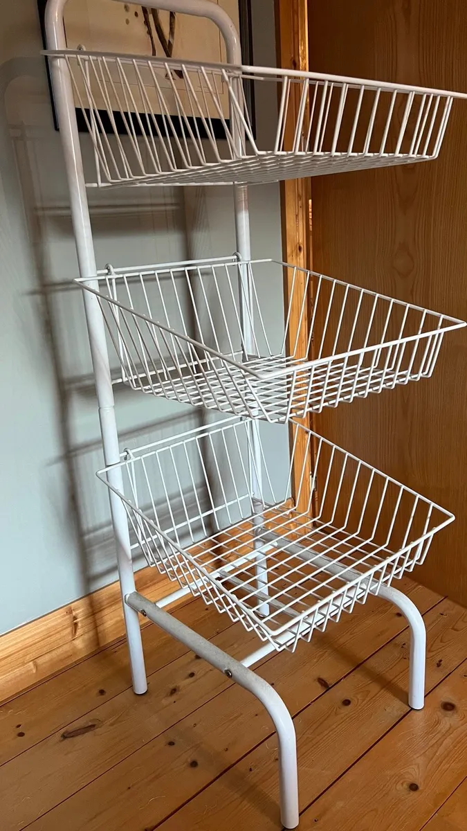 Wire shelves - Image 1