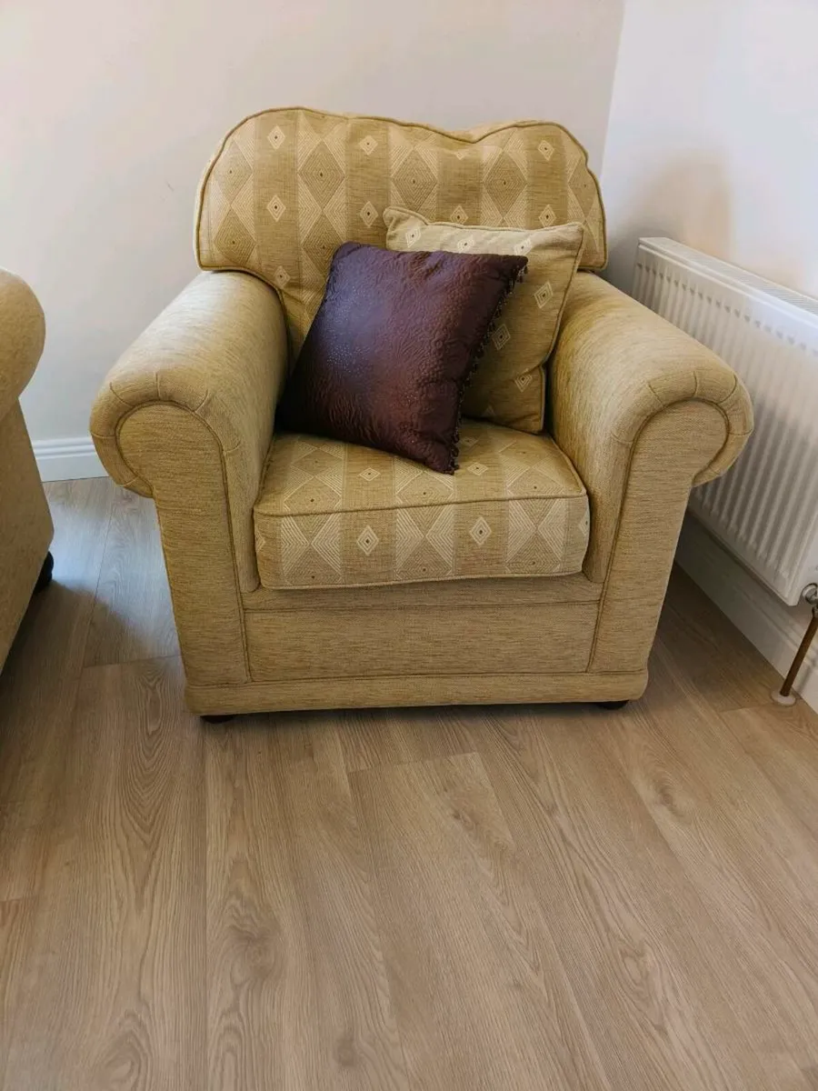 4 Seater Couch with 2 matching Armchairs - Image 2