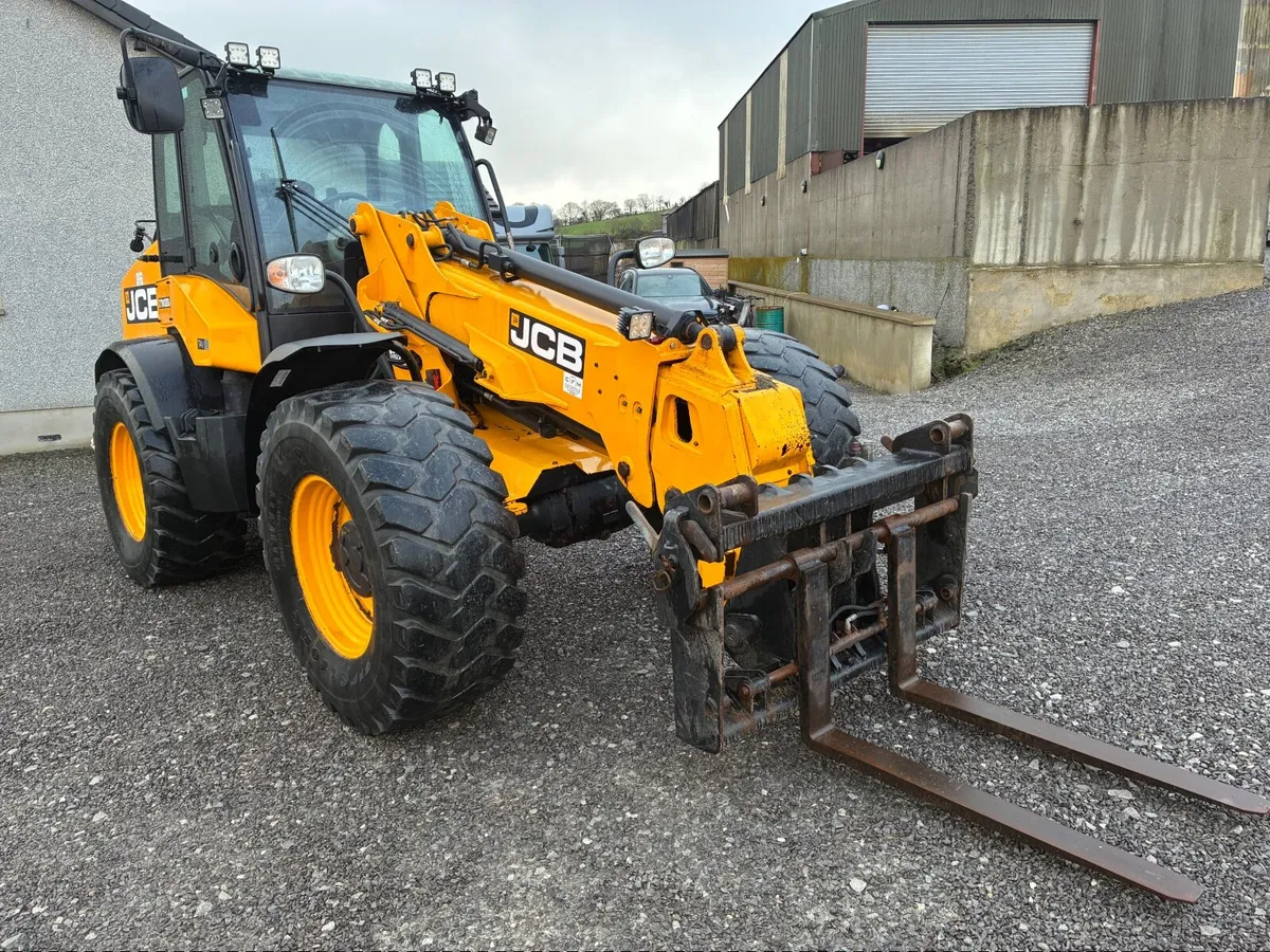 2017 JCB 320s pivot steer - Image 1