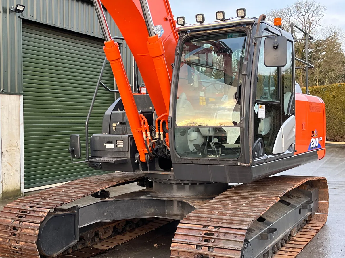 HITACHI ZX210-6 - Image 2