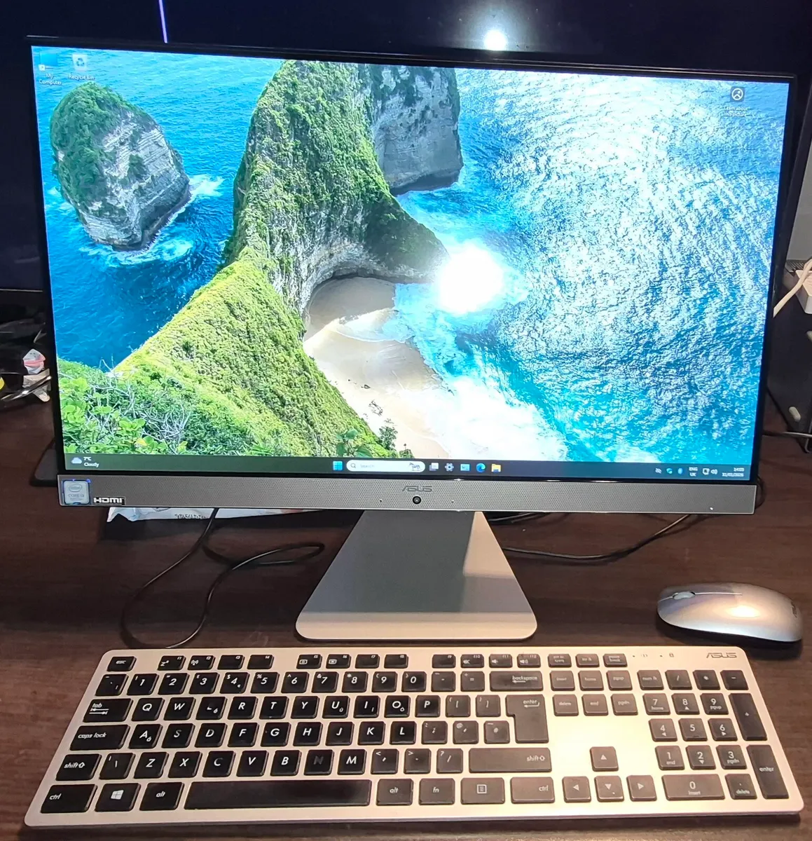 Asus V222U AIO All-In-One PC - Image 1