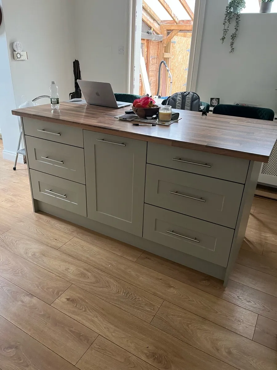 Kitchen Island - Image 1