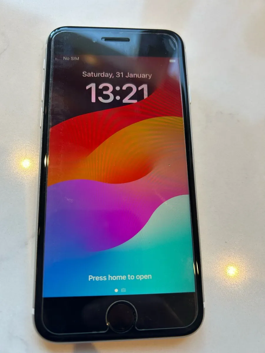 I phone SE 2022 - Image 1