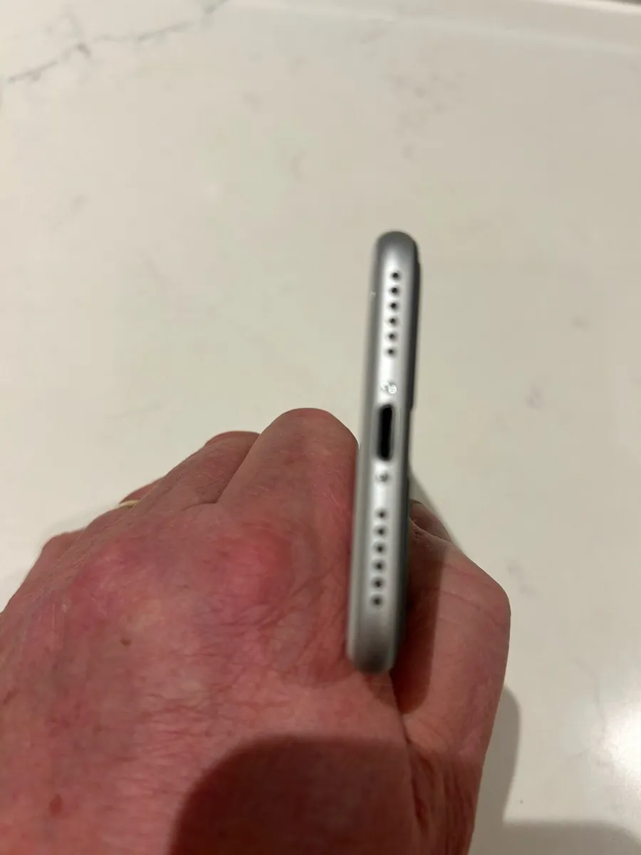 I phone SE 2022 - Image 2