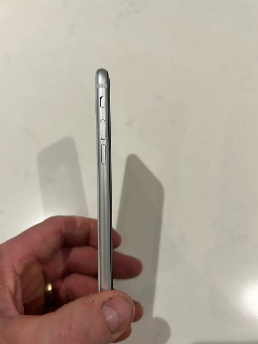 I phone SE 2022 - Image 3