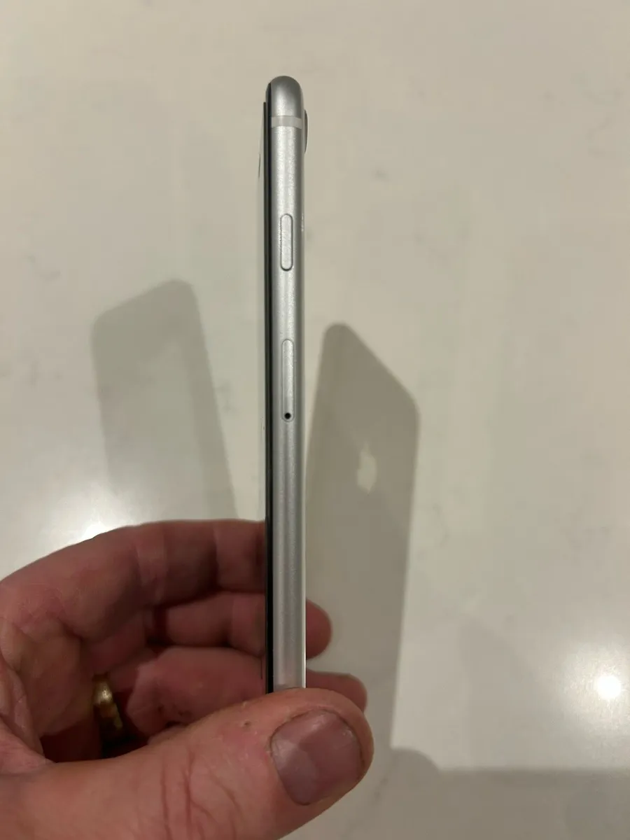 I phone SE 2022 - Image 4