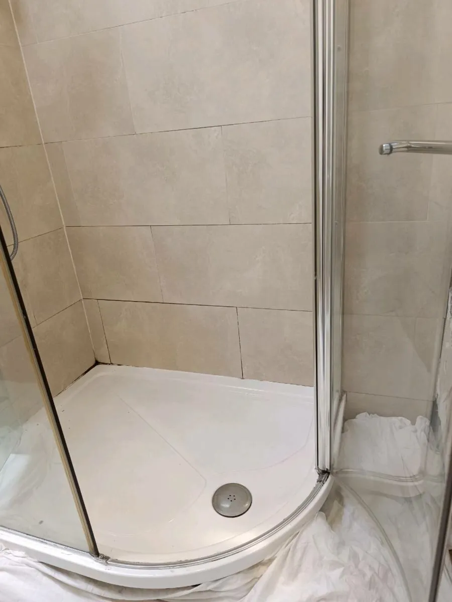 Shower tray and shower - Image 2