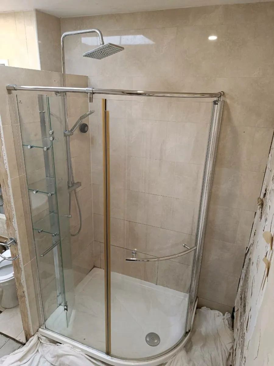 Shower tray and shower - Image 1