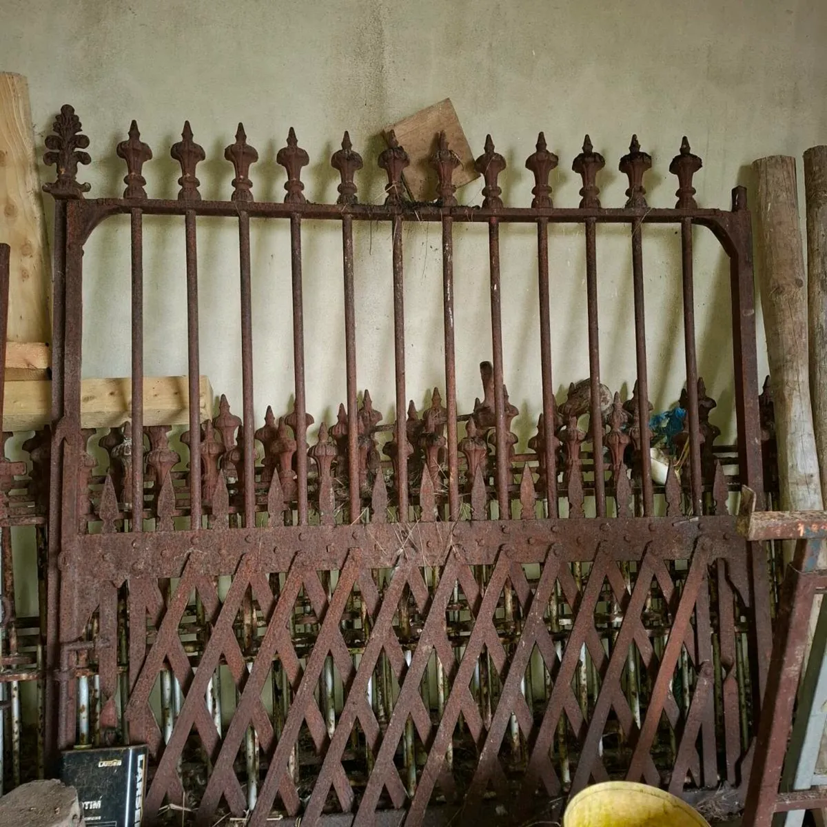 Antique gates - Image 3