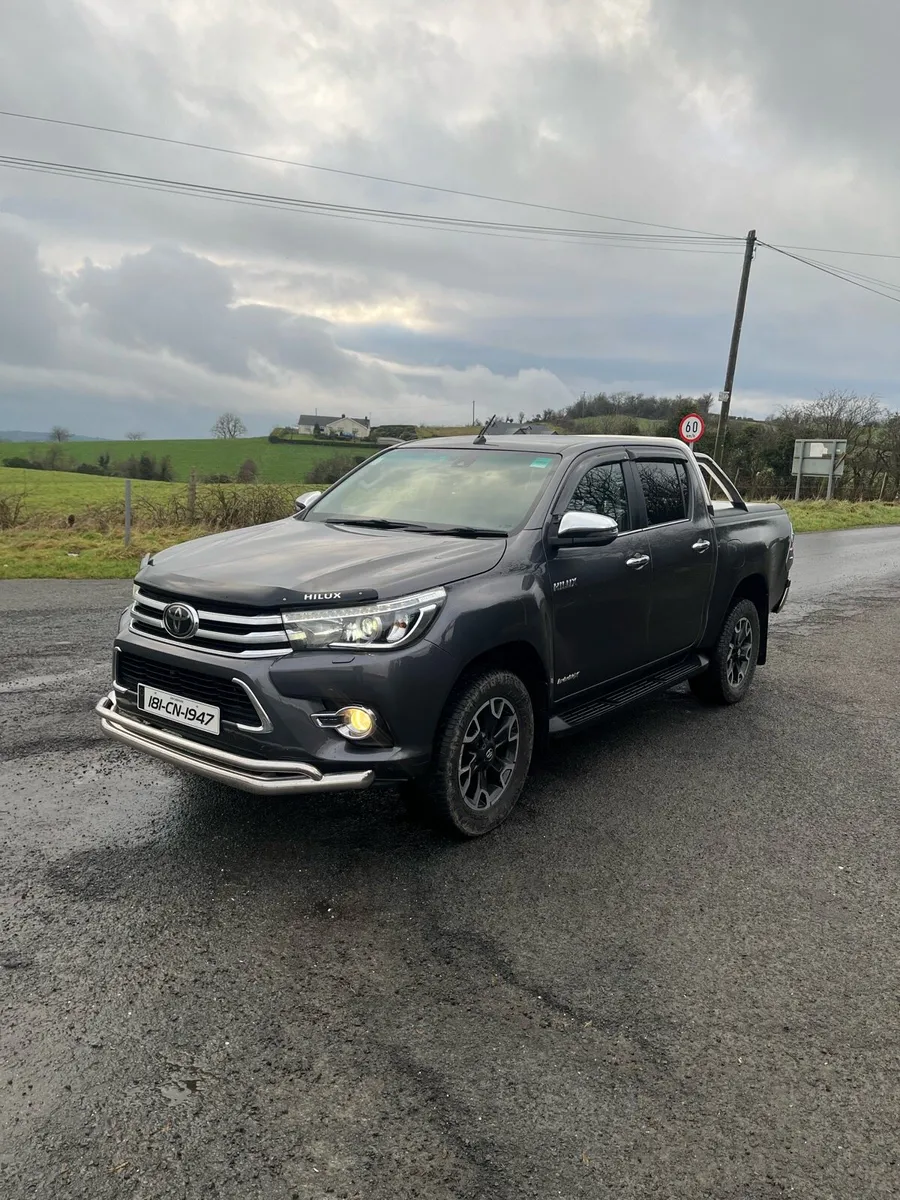 Toyota hilux invincible x - Image 1