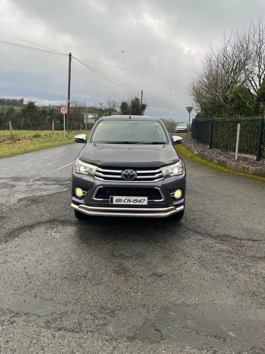 Toyota hilux invincible x - Image 3