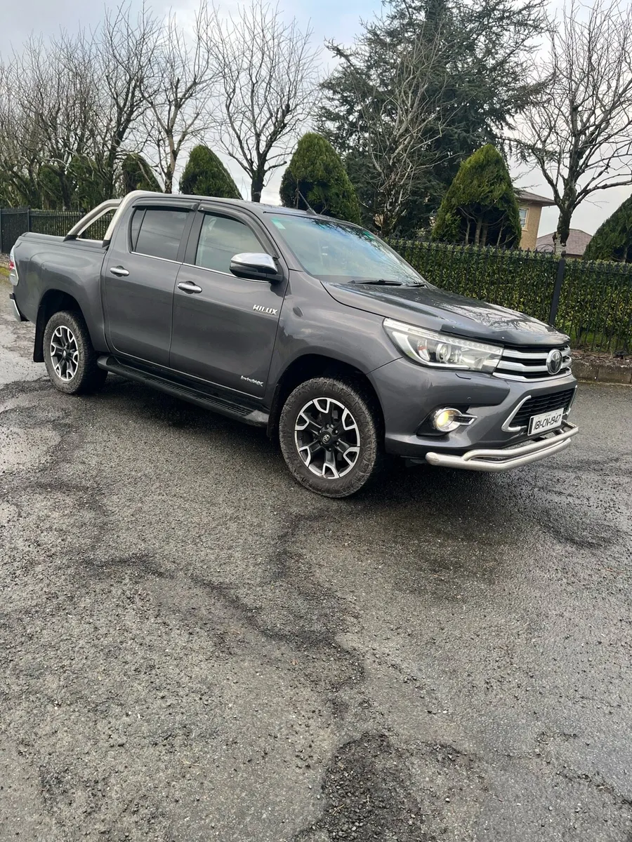 Toyota hilux invincible x - Image 4